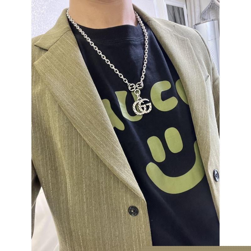 G*u*i necklaces